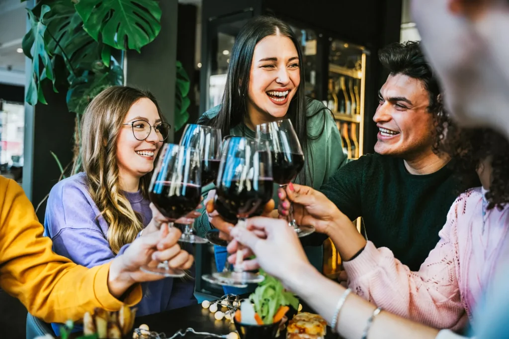 Jovenes probando vinos